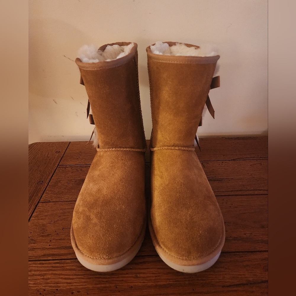NWOT Koolaburra by UGG Women's Victoria Short Boot - No Box
